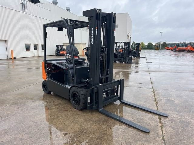 Doosan B35X-7 PLUS - Electric forklift: picture 4 Doosan B35X-7 PLUS - Electric forklift: picture 4
