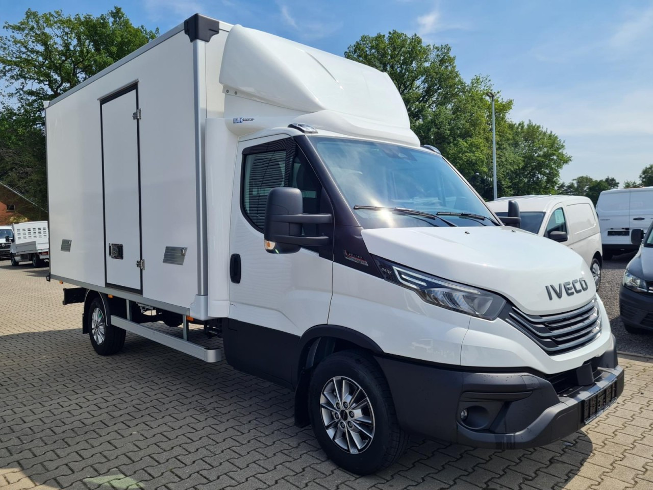 Iveco DAILY 35S18 Koffer Automatik ALU KAMERA NAVI TEMPOMAT - Box van: picture 3 Iveco DAILY 35S18 Koffer Automatik ALU KAMERA NAVI TEMPOMAT - Box van: picture 3