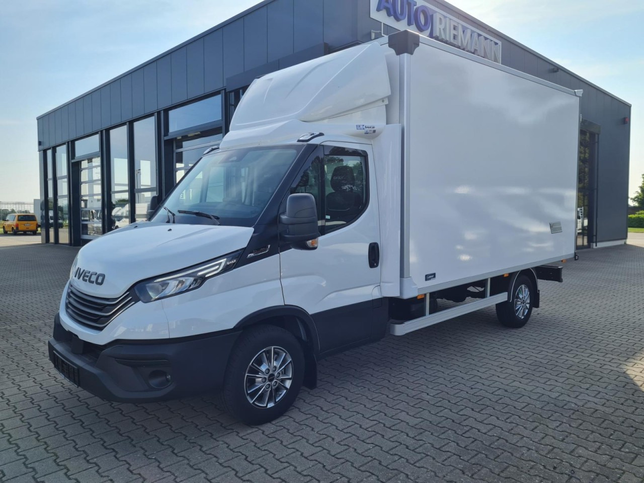 Iveco DAILY 35S18 Koffer Hi MATIC ALU KAMERA NAVI TEMPOMAT - Box van: picture 3 Iveco DAILY 35S18 Koffer Hi MATIC ALU KAMERA NAVI TEMPOMAT - Box van: picture 3