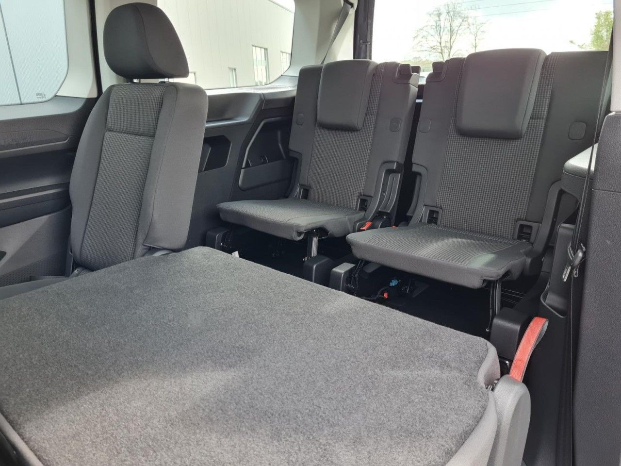 Car Volkswagen Caddy Maxi Kombi 7-Sitze 1.5 TSI DSG NAVI/APP TE: picture 17