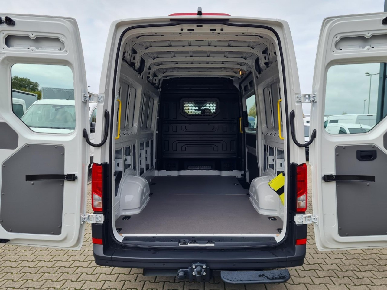 Panel van Volkswagen Crafter 35 Kasten TDI MR L3H3 STANDHEIZ AHK: picture 15 Panel van Volkswagen Crafter 35 Kasten TDI MR L3H3 STANDHEIZ AHK: picture 15