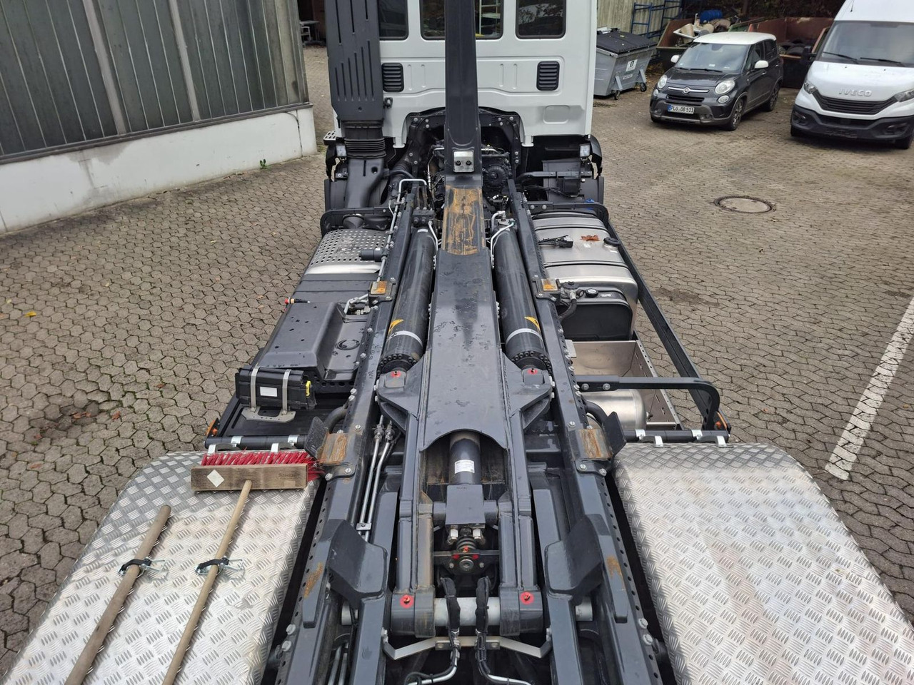 Tipper Iveco X-Way AD300X46Z/P HR OFF MEILER ABROLLKIPPER ...: picture 11