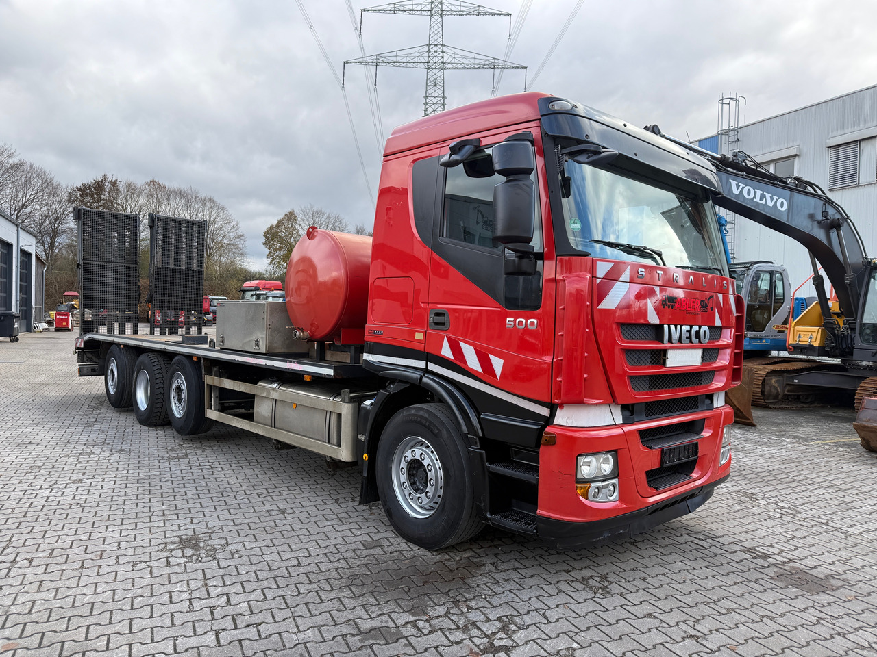 Iveco 4-Achs Baumaschinentransporter hydr. Rampe - Autotransporter truck: picture 3 Iveco 4-Achs Baumaschinentransporter hydr. Rampe - Autotransporter truck: picture 3