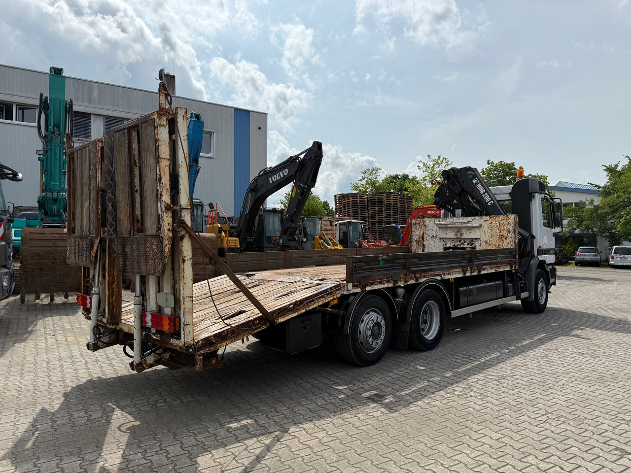 Mercedes-Benz 2535 Actros MP1 Baumaschinentransporter mit Kran und Rampen - Autotransporter truck, Crane truck: picture 4 Mercedes-Benz 2535 Actros MP1 Baumaschinentransporter mit Kran und Rampen - Autotransporter truck, Crane truck: picture 4
