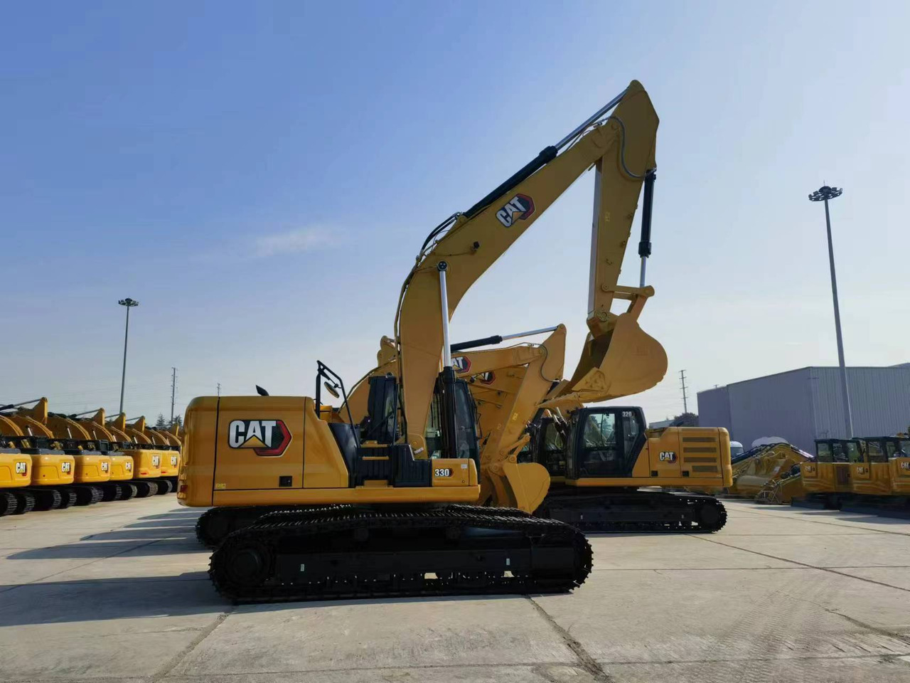 New Crawler excavator Caterpillar 330: picture 1