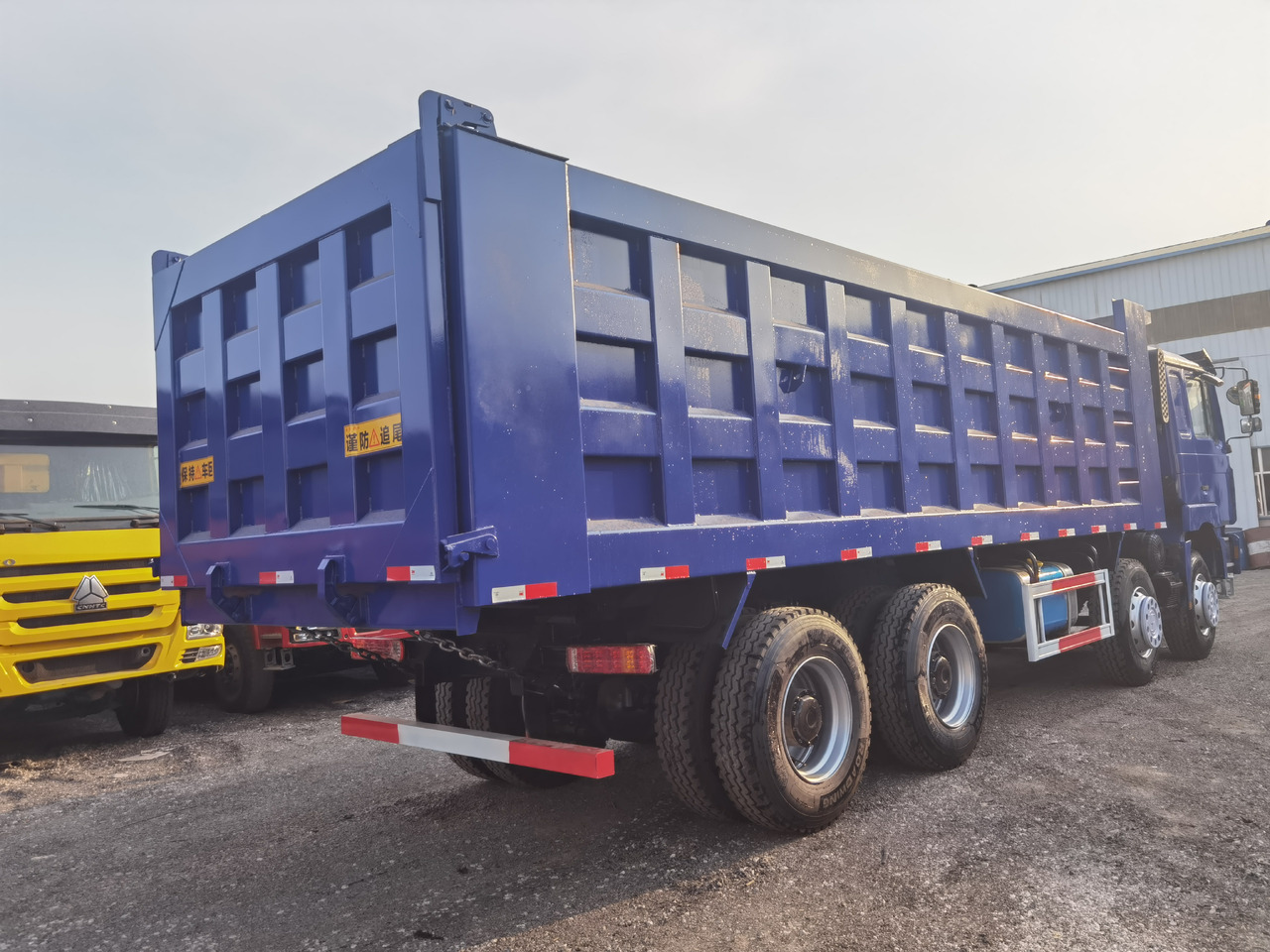 SHACMAN 8*4 Dump truck - Tipper: picture 4 SHACMAN 8*4 Dump truck - Tipper: picture 4