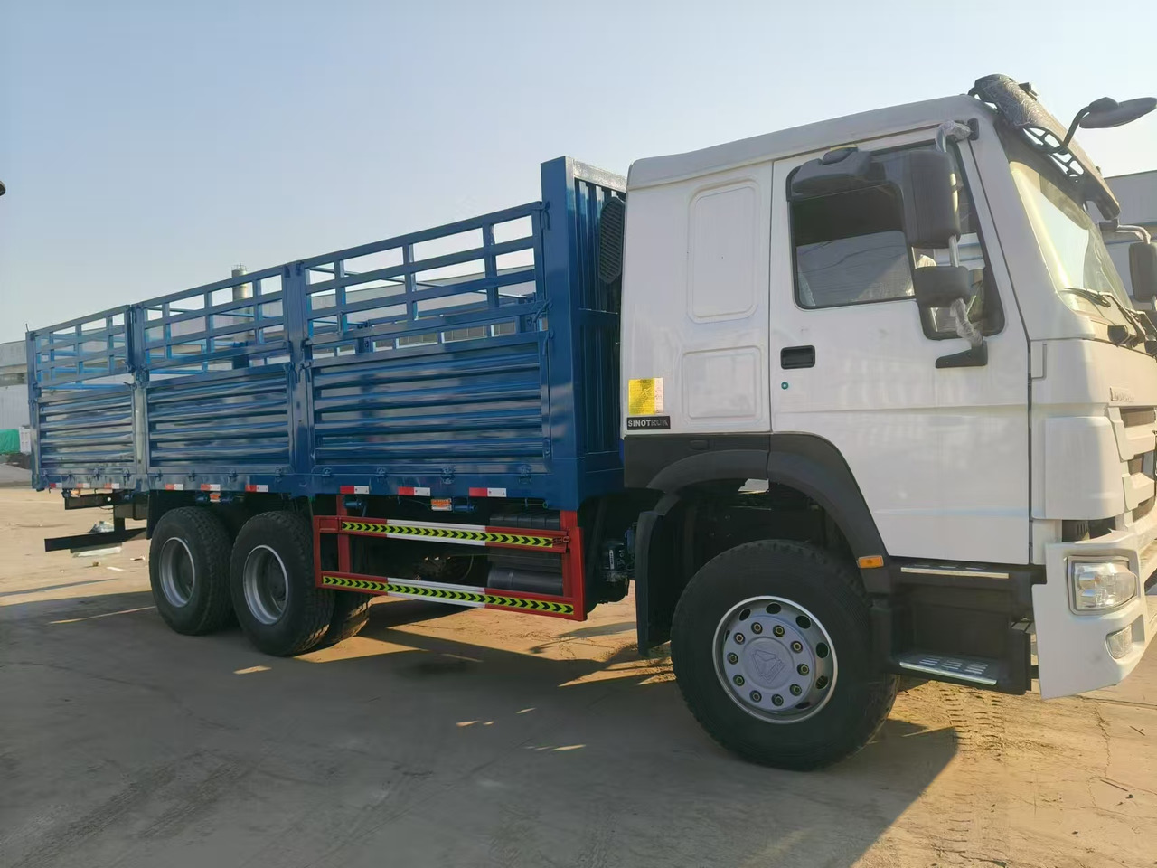 Sinotruk HOWO 371 6*4 Fence truck - Dropside/ Flatbed truck: picture 2 Sinotruk HOWO 371 6*4 Fence truck - Dropside/ Flatbed truck: picture 2