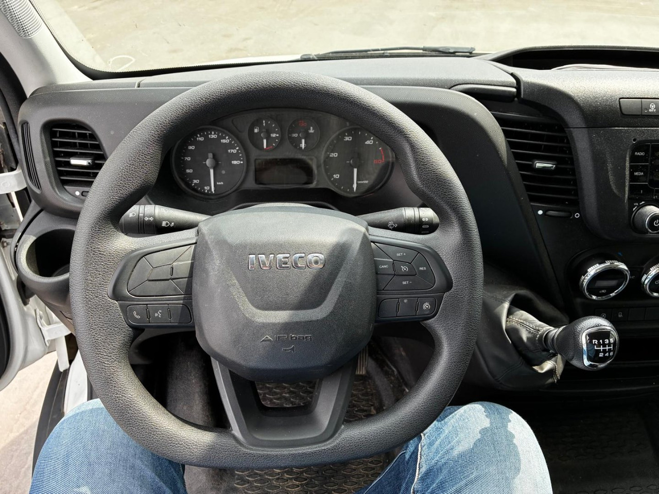 Box van Caja cerrada IVECO 35C16 20m3: picture 7
