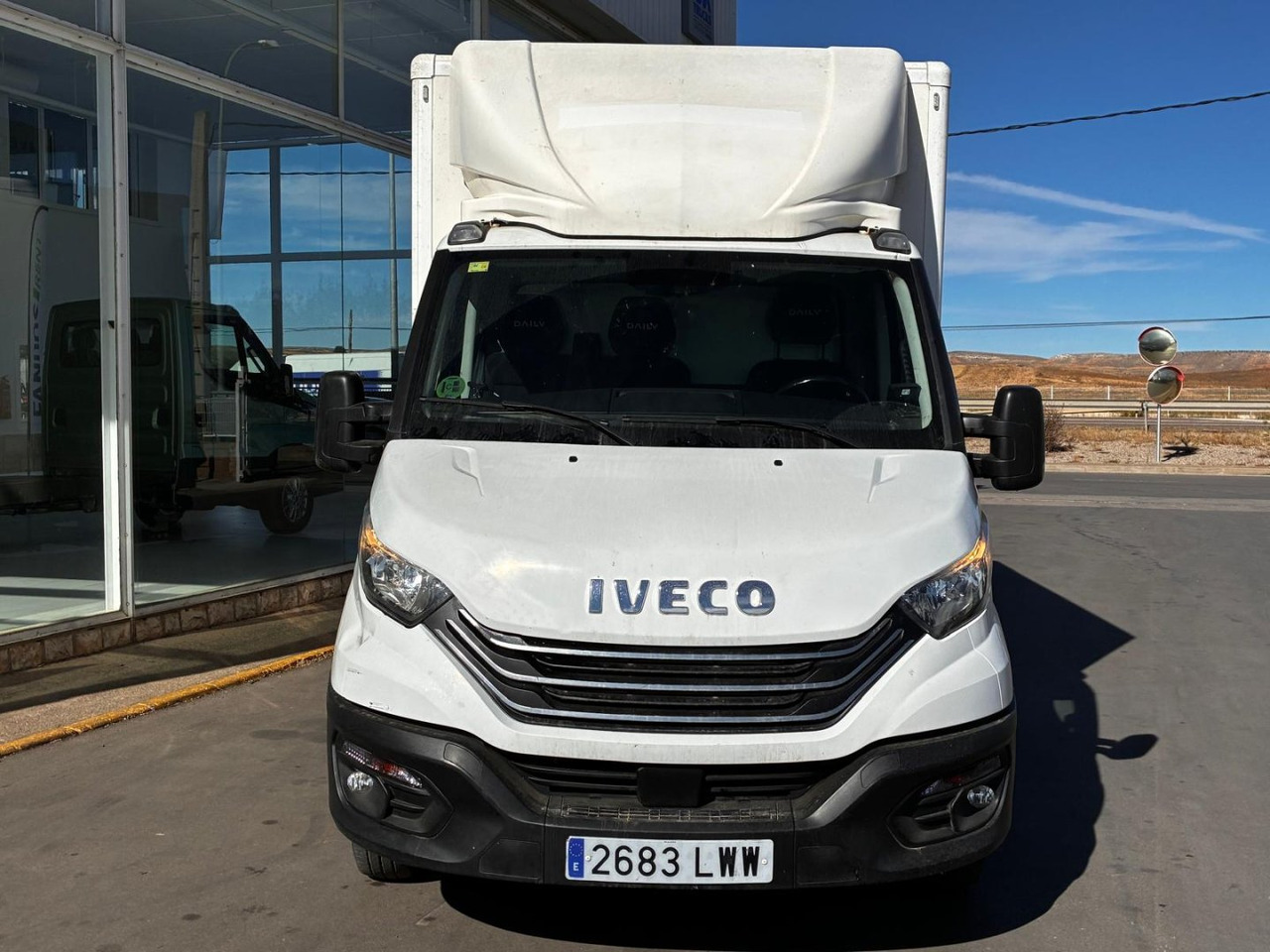 Caja cerrada con plataforma elevadora IVECO 35C14 20m3 con puerta lateral - Box van: picture 2 Caja cerrada con plataforma elevadora IVECO 35C14 20m3 con puerta lateral - Box van: picture 2