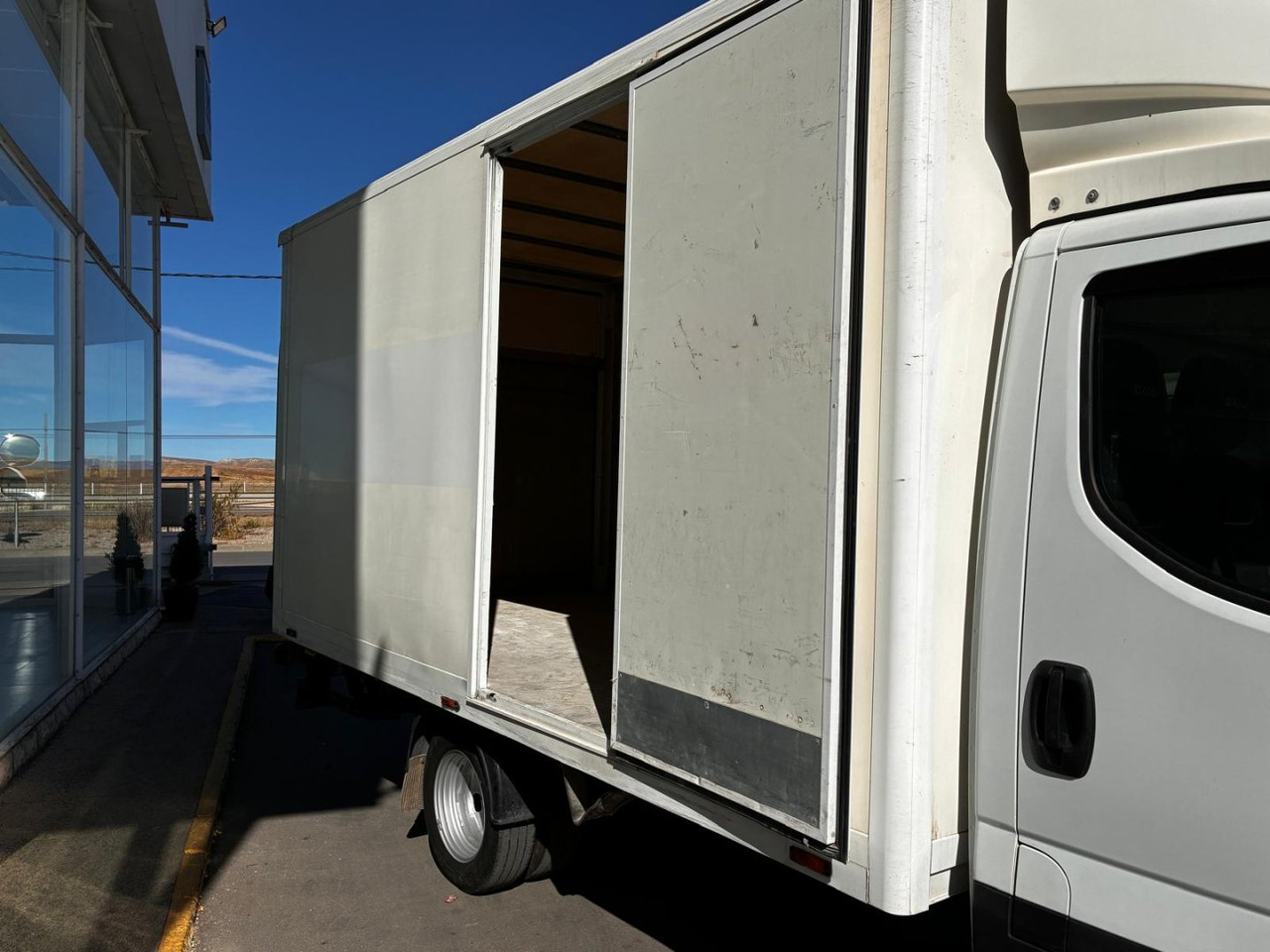 Caja cerrada con plataforma elevadora IVECO 35C14 20m3 con puerta lateral - Box van: picture 5 Caja cerrada con plataforma elevadora IVECO 35C14 20m3 con puerta lateral - Box van: picture 5
