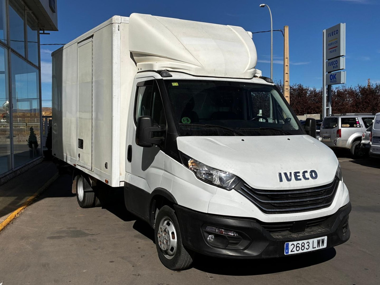 Caja cerrada con plataforma elevadora IVECO 35C14 20m3 con puerta lateral - Box van: picture 3 Caja cerrada con plataforma elevadora IVECO 35C14 20m3 con puerta lateral - Box van: picture 3