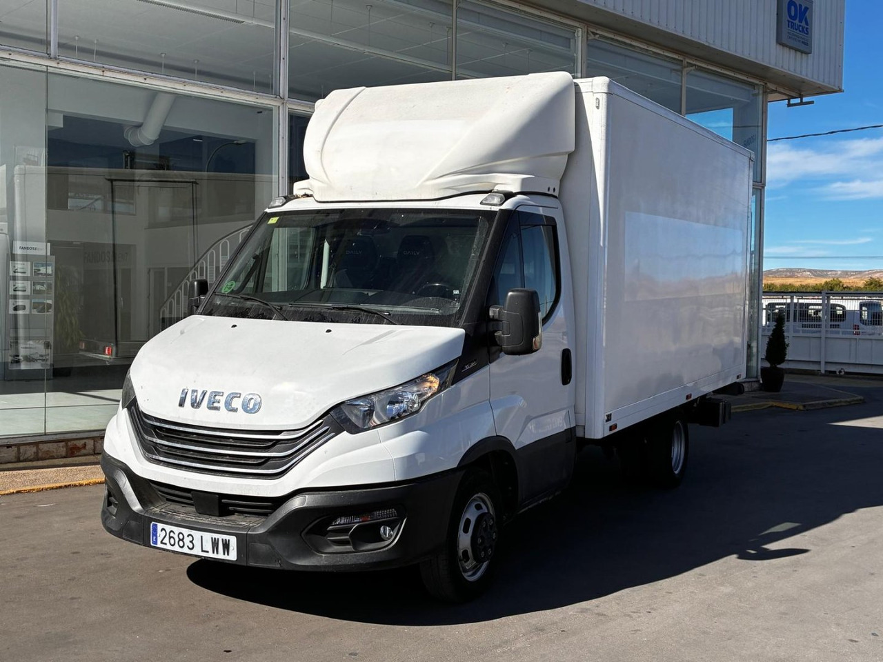 Caja cerrada con plataforma elevadora IVECO 35C14 20m3 con puerta lateral - Box van: picture 1 Caja cerrada con plataforma elevadora IVECO 35C14 20m3 con puerta lateral - Box van: picture 1