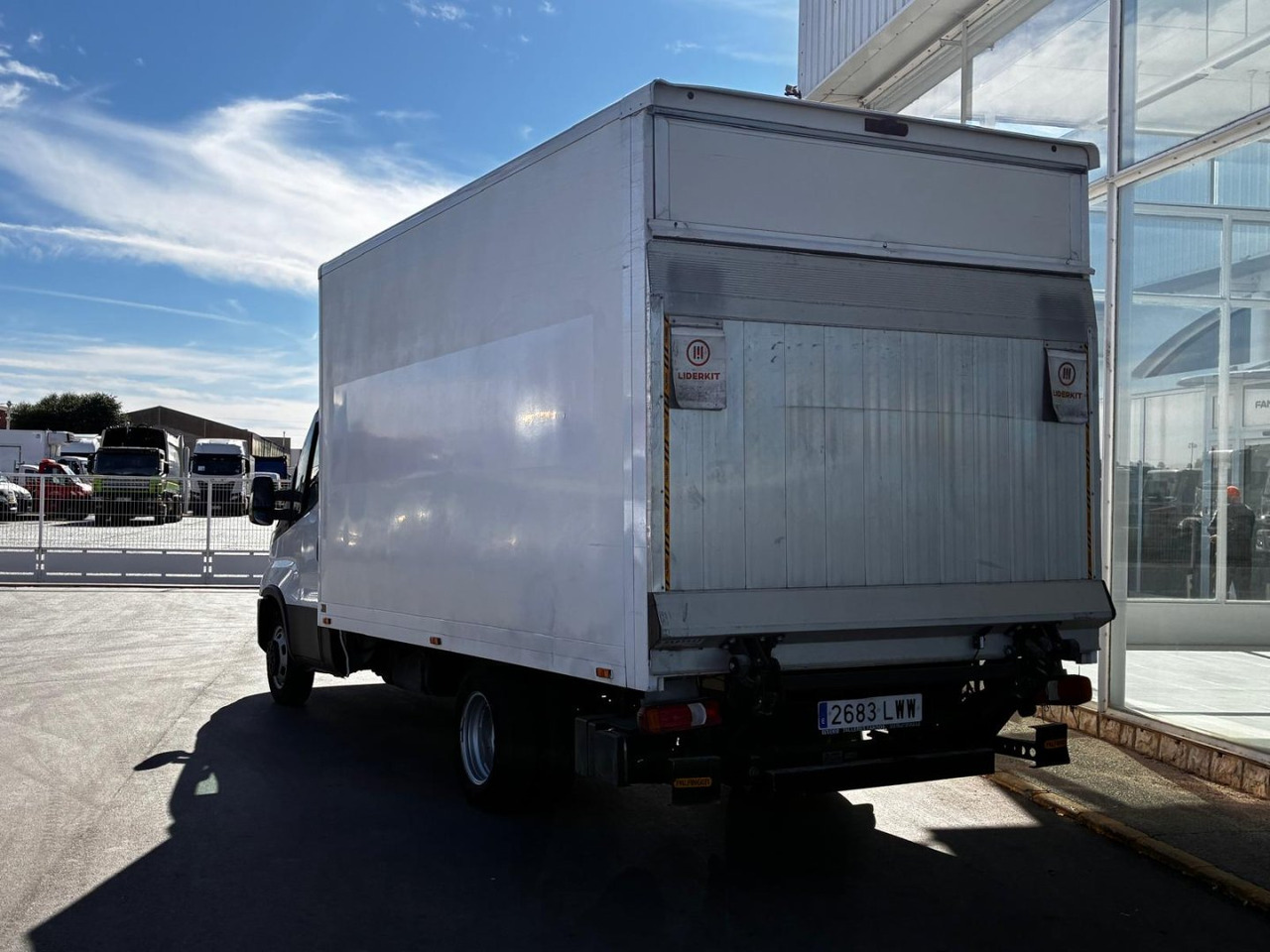 Caja cerrada con plataforma elevadora IVECO 35C14 20m3 con puerta lateral - Box van: picture 4 Caja cerrada con plataforma elevadora IVECO 35C14 20m3 con puerta lateral - Box van: picture 4