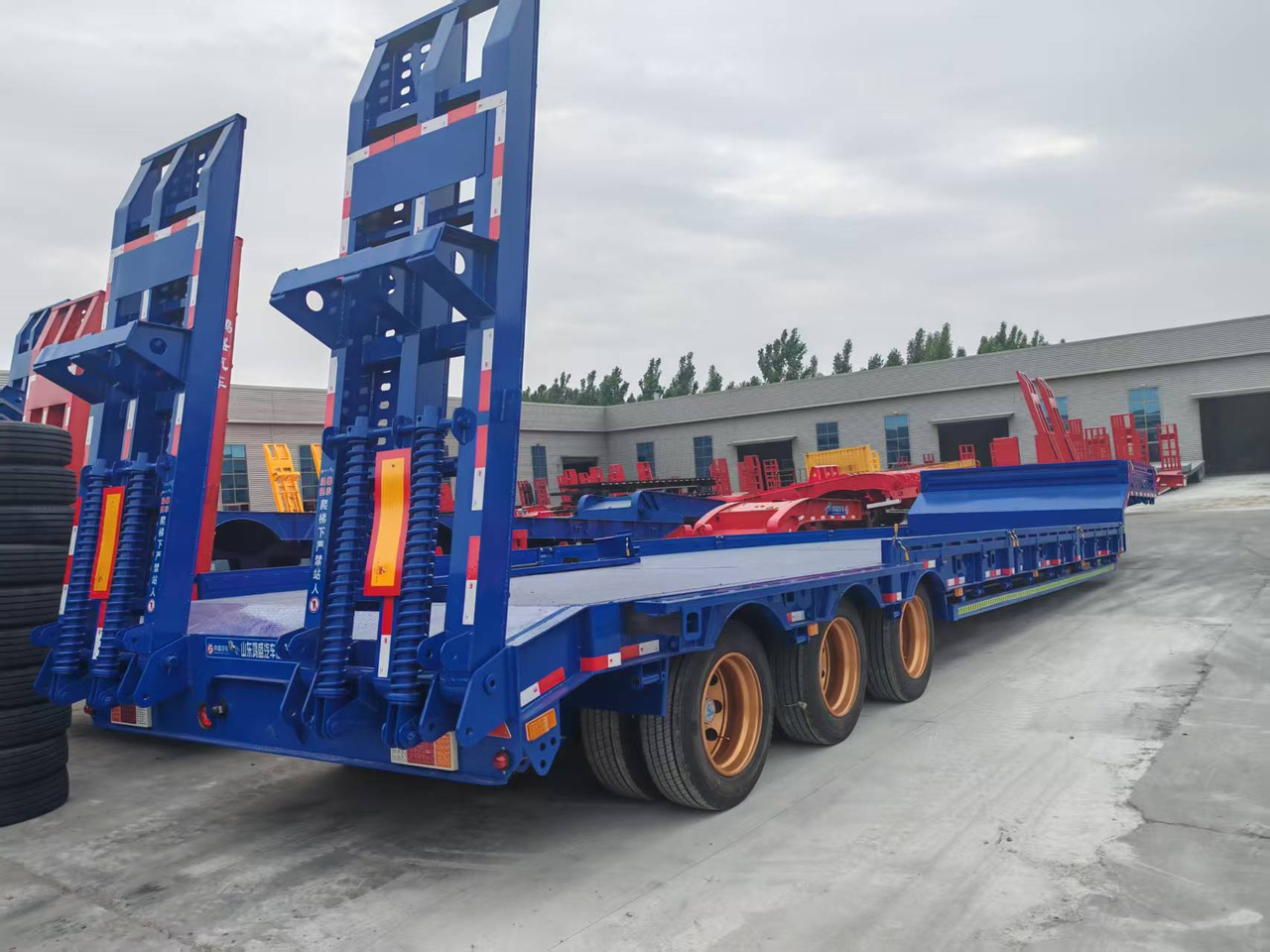 Low loader semi-trailer 13M Low Bed Semi Trailer | 3 Axles | Heavy Duty Lowboy for Construction Machinery Transport: picture 1