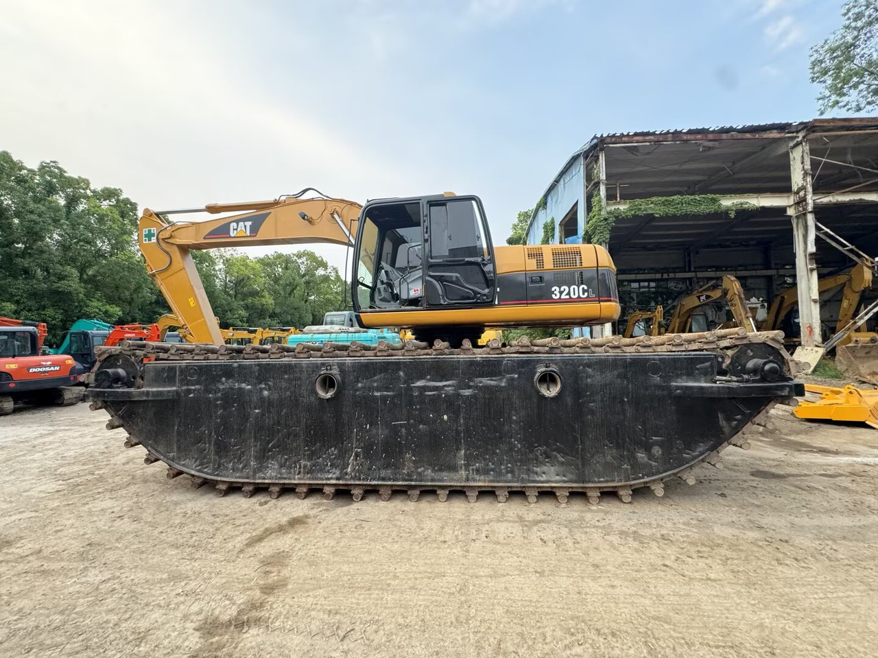 CAT 320CL 320BL Customizable Dredger - Amphibious excavator: picture 1 CAT 320CL 320BL Customizable Dredger - Amphibious excavator: picture 1