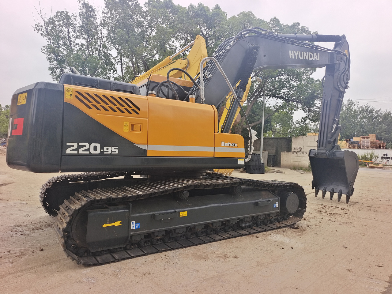 HYUNDAI 220-9S - Crawler excavator: picture 1 HYUNDAI 220-9S - Crawler excavator: picture 1