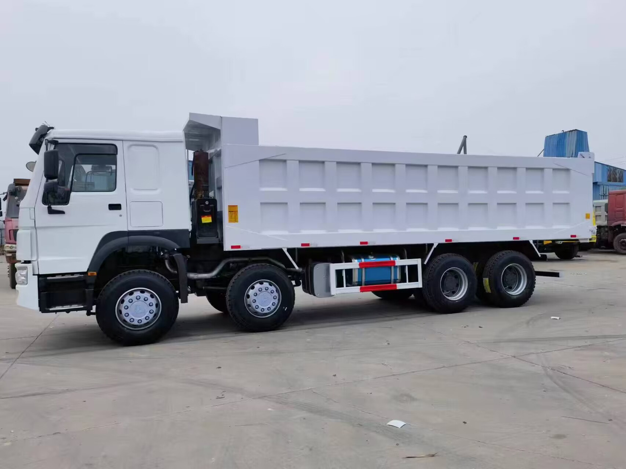 SINOTRUK HOWO 12 TIRES 8*4 - Tipper: picture 5 SINOTRUK HOWO 12 TIRES 8*4 - Tipper: picture 5