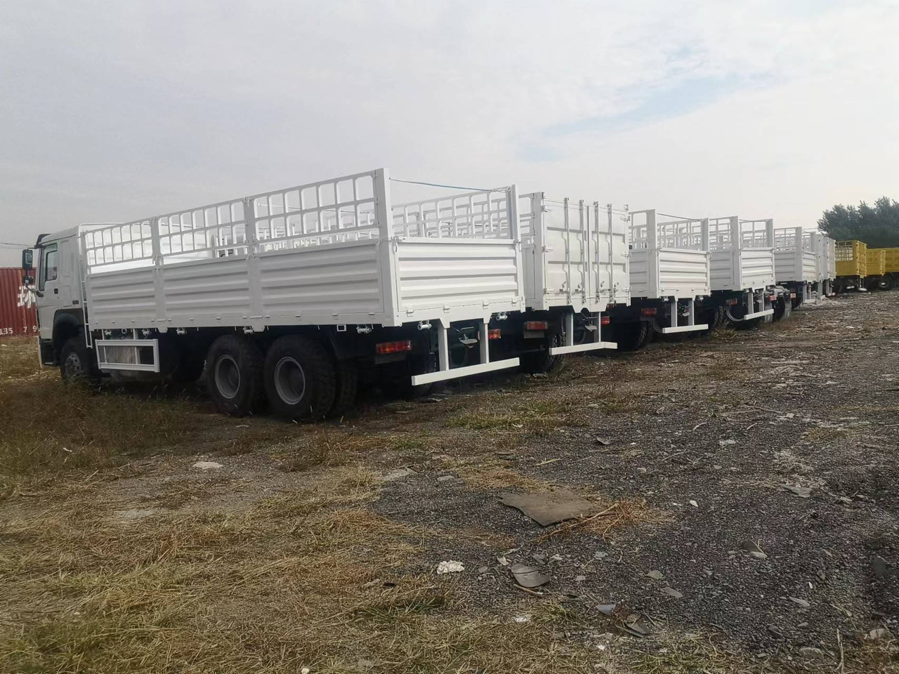 SINOTRUK HOWO 375 SINOTRUK HOWO 371 WITH FENCE howo380 420 400 - Livestock truck: picture 2 SINOTRUK HOWO 375 SINOTRUK HOWO 371 WITH FENCE howo380 420 400 - Livestock truck: picture 2