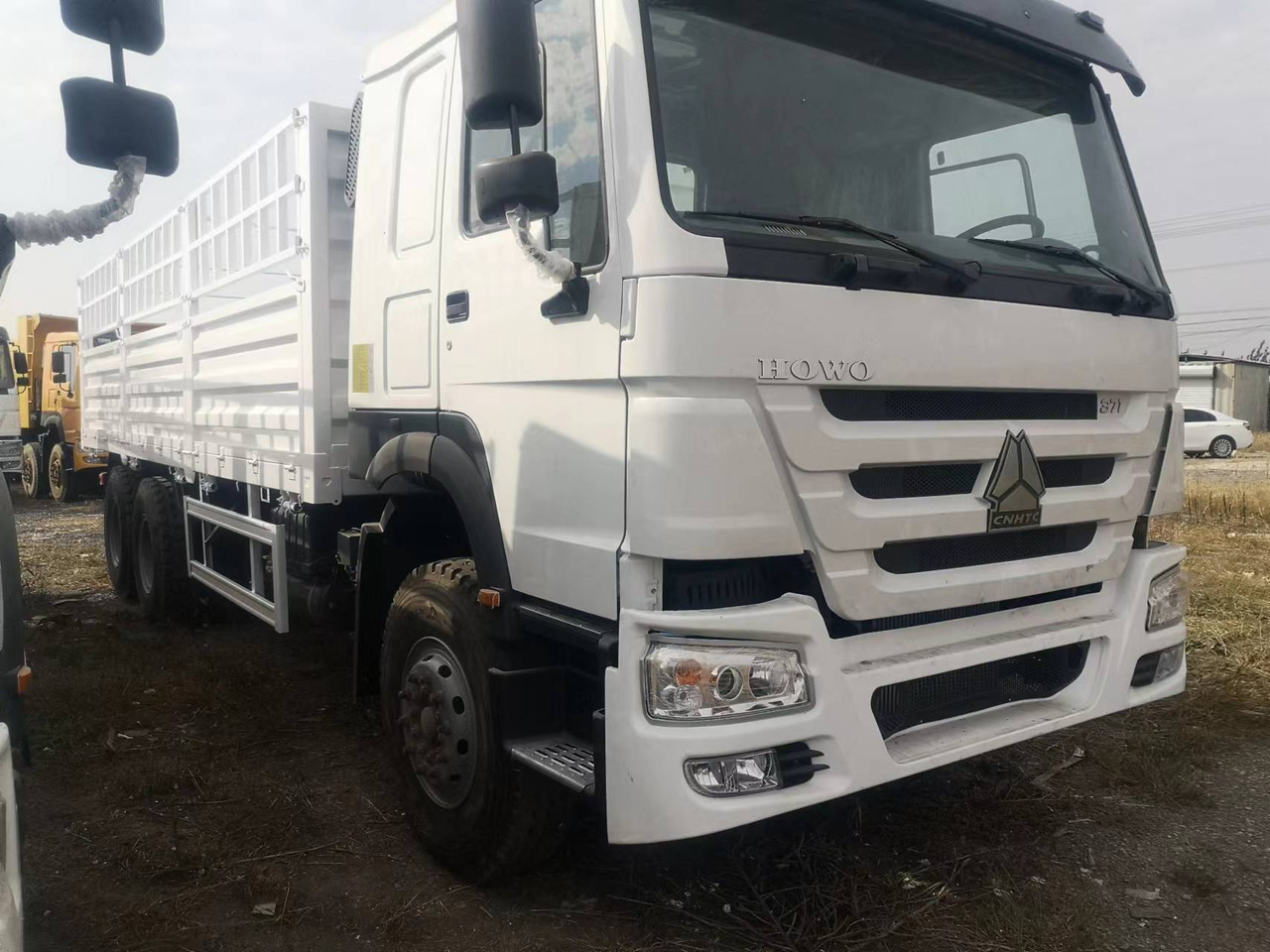 SINOTRUK HOWO 375 SINOTRUK HOWO 371 WITH FENCE howo380 420 400 - Livestock truck: picture 3 SINOTRUK HOWO 375 SINOTRUK HOWO 371 WITH FENCE howo380 420 400 - Livestock truck: picture 3