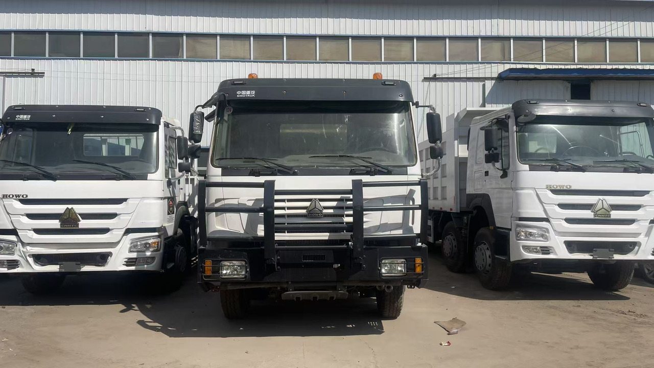 SINOTRUK HOWO 8*4 WITH FENCE - Livestock truck: picture 2 SINOTRUK HOWO 8*4 WITH FENCE - Livestock truck: picture 2