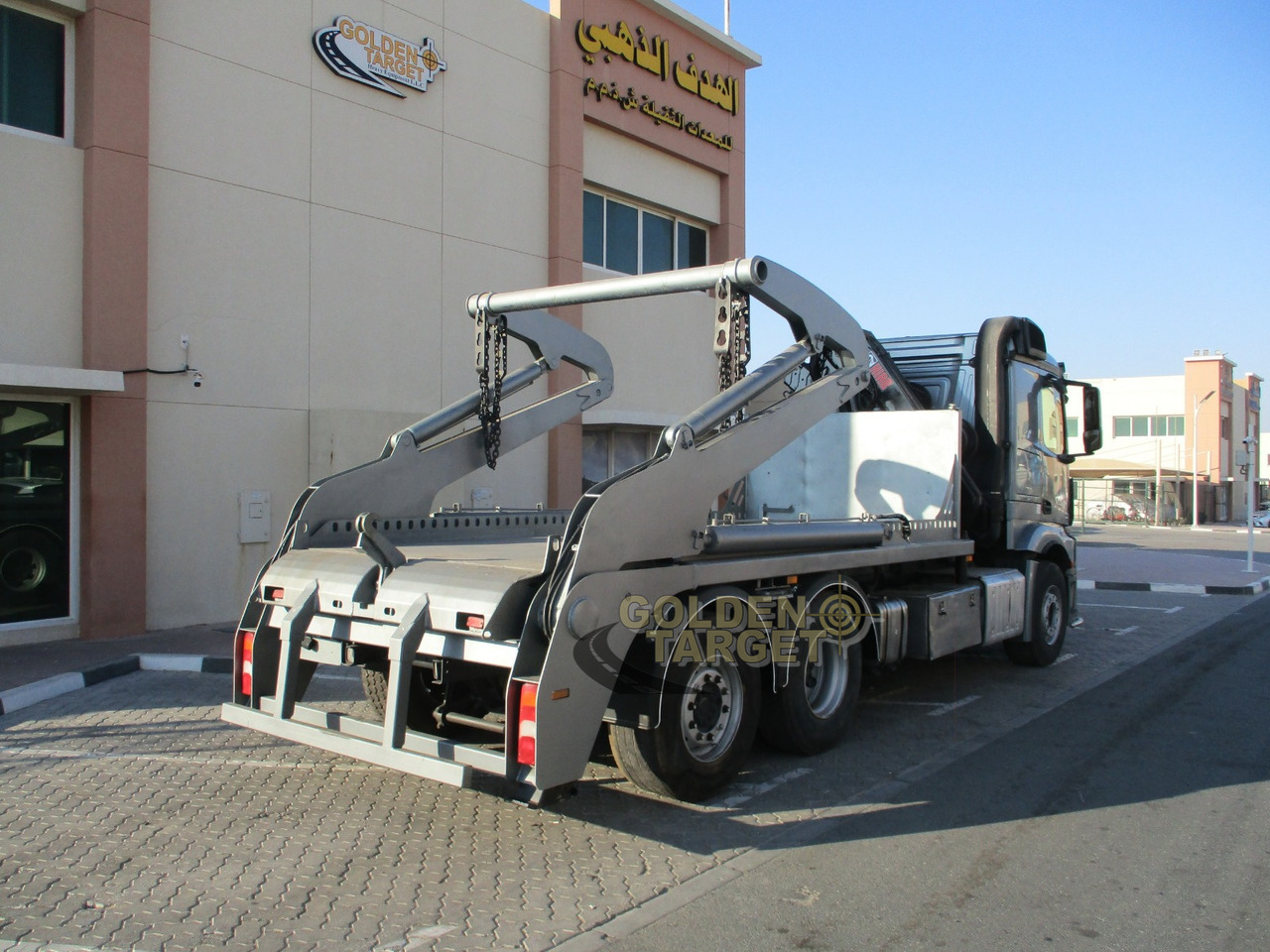 MERCEDES-BENZ 2642 6×2 DOUBLE SKIP LOADER with HIAB Crane - Skip loader truck: picture 3 MERCEDES-BENZ 2642 6×2 DOUBLE SKIP LOADER with HIAB Crane - Skip loader truck: picture 3
