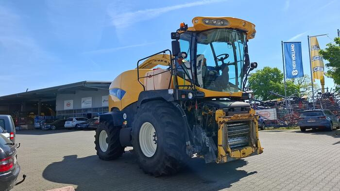 New Holland FR 9060 - Forage harvester: picture 3 New Holland FR 9060 - Forage harvester: picture 3