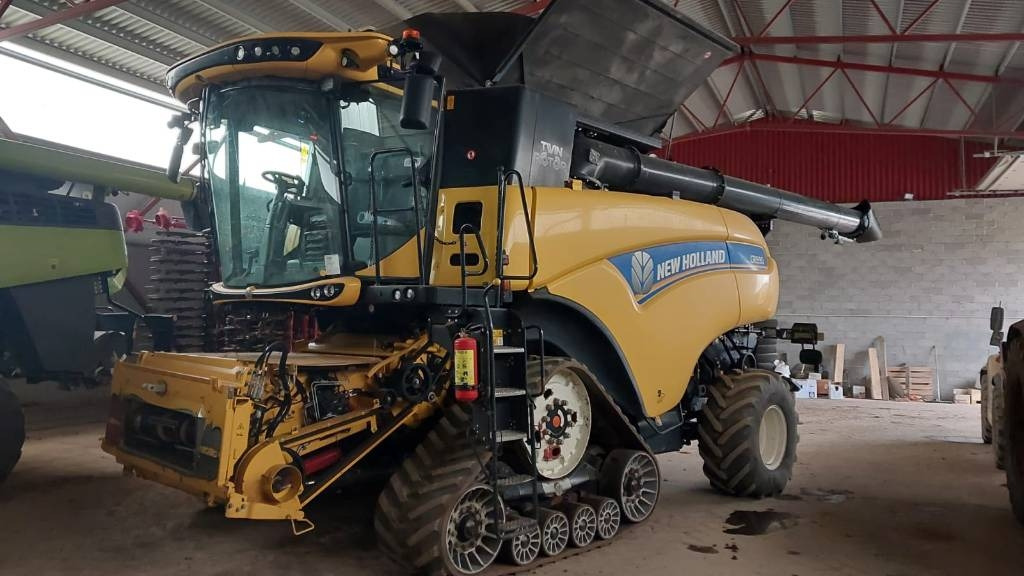 New Holland CR 9.90  - Combine harvester: picture 1 New Holland CR 9.90  - Combine harvester: picture 1