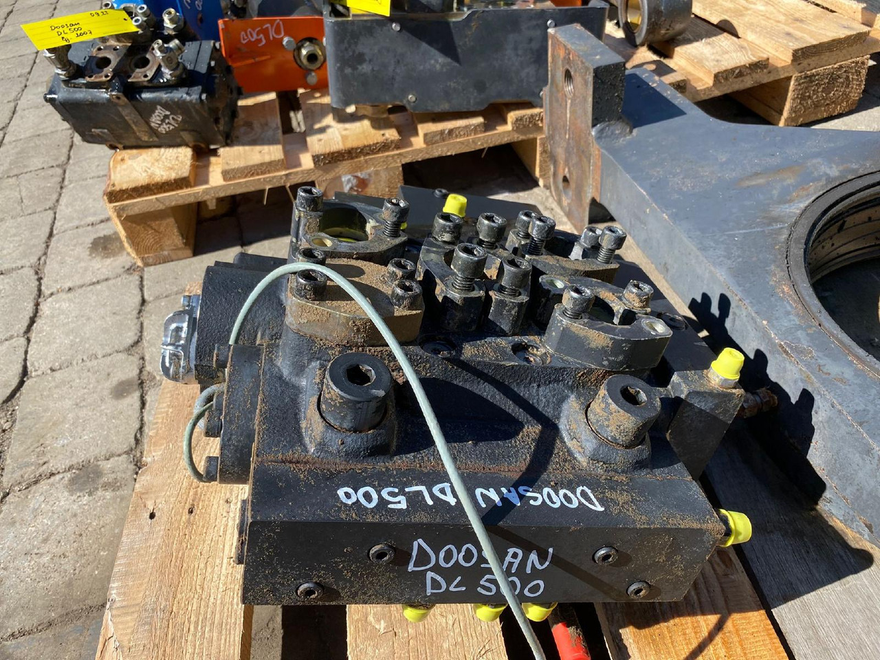 Doosan DL 500 - Hydraulic valve for Construction machinery: picture 1 Doosan DL 500 - Hydraulic valve for Construction machinery: picture 1