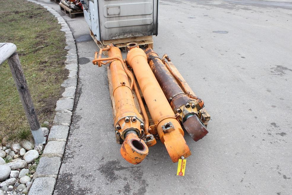 Hitachi FH 220 LC - Hydraulic cylinder for Construction machinery: picture 2 Hitachi FH 220 LC - Hydraulic cylinder for Construction machinery: picture 2