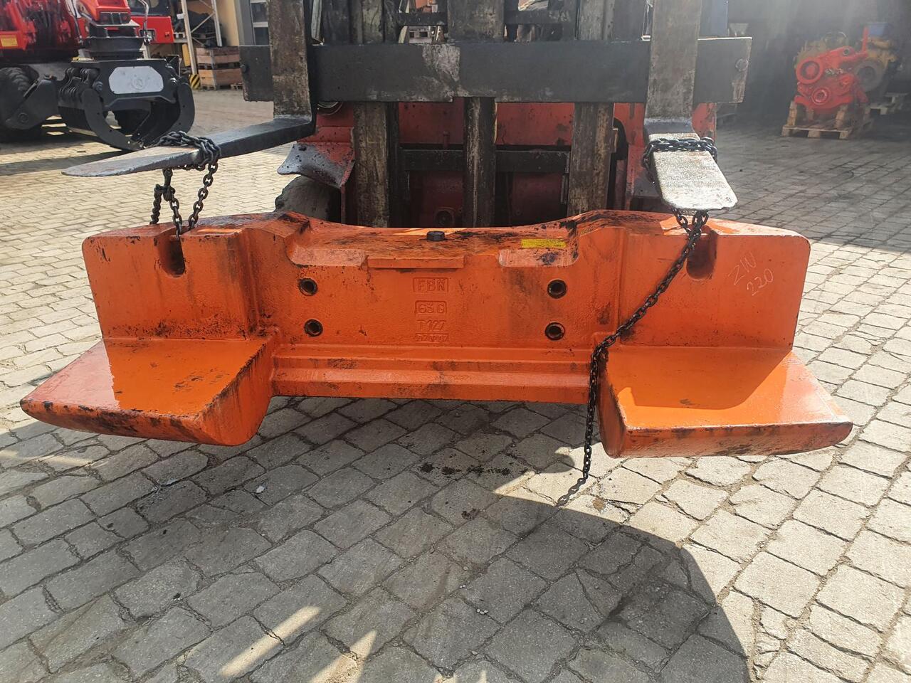 Hitachi ZW 220 - Counterweight for Wheel loader: picture 1 Hitachi ZW 220 - Counterweight for Wheel loader: picture 1