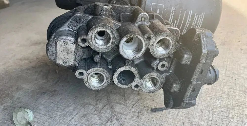 Zespół Przygotowania Powietrza IVECO Stralis LA8609 Knorr Bremse LA8609 - Brake valve for Truck: picture 3 Zespół Przygotowania Powietrza IVECO Stralis LA8609 Knorr Bremse LA8609 - Brake valve for Truck: picture 3