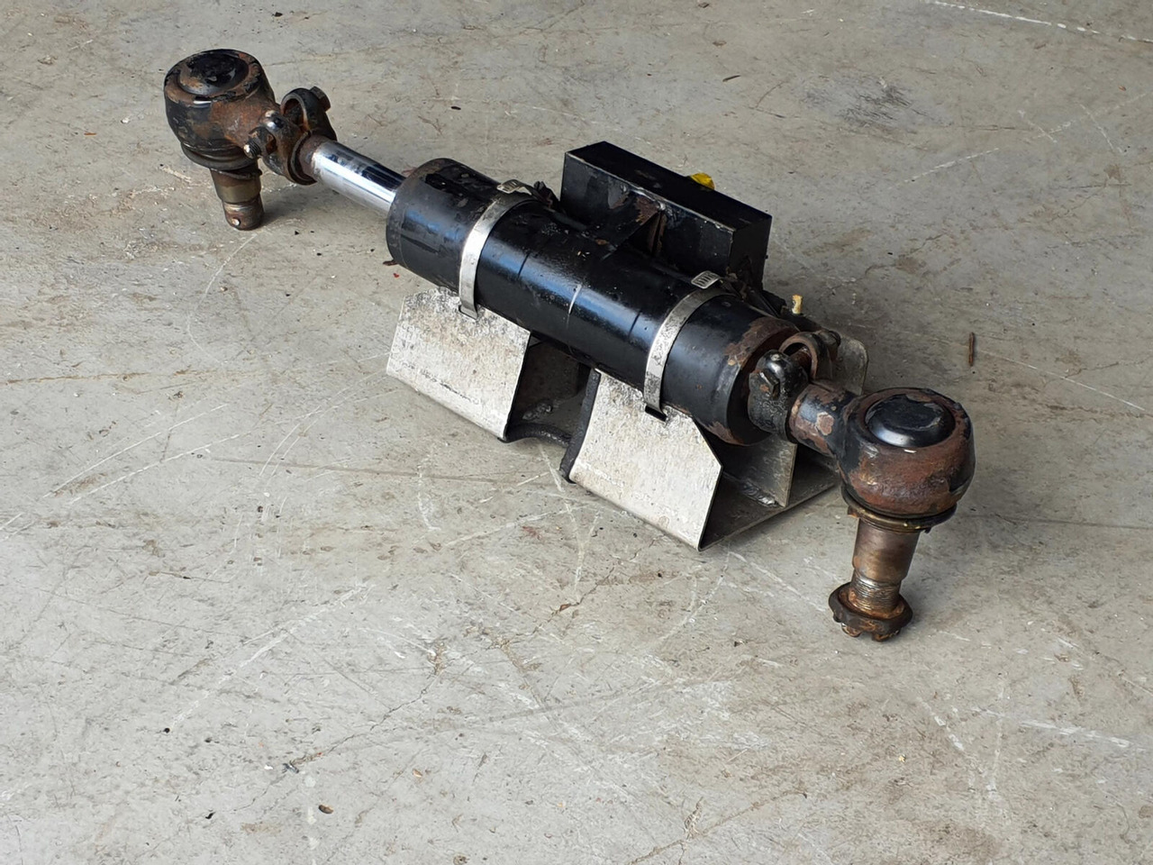 FAUN ATF 45-3 steering cilinder left axle 3 - Hydraulic cylinder for Mobile crane: picture 2 FAUN ATF 45-3 steering cilinder left axle 3 - Hydraulic cylinder for Mobile crane: picture 2
