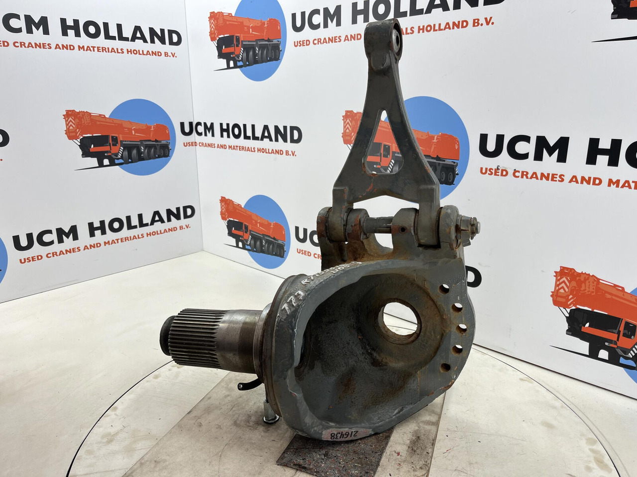 Grove GMK 3055 steering knuckle 16 holes axle 1 and 2 left - Steering knuckle for Mobile crane: picture 4 Grove GMK 3055 steering knuckle 16 holes axle 1 and 2 left - Steering knuckle for Mobile crane: picture 4