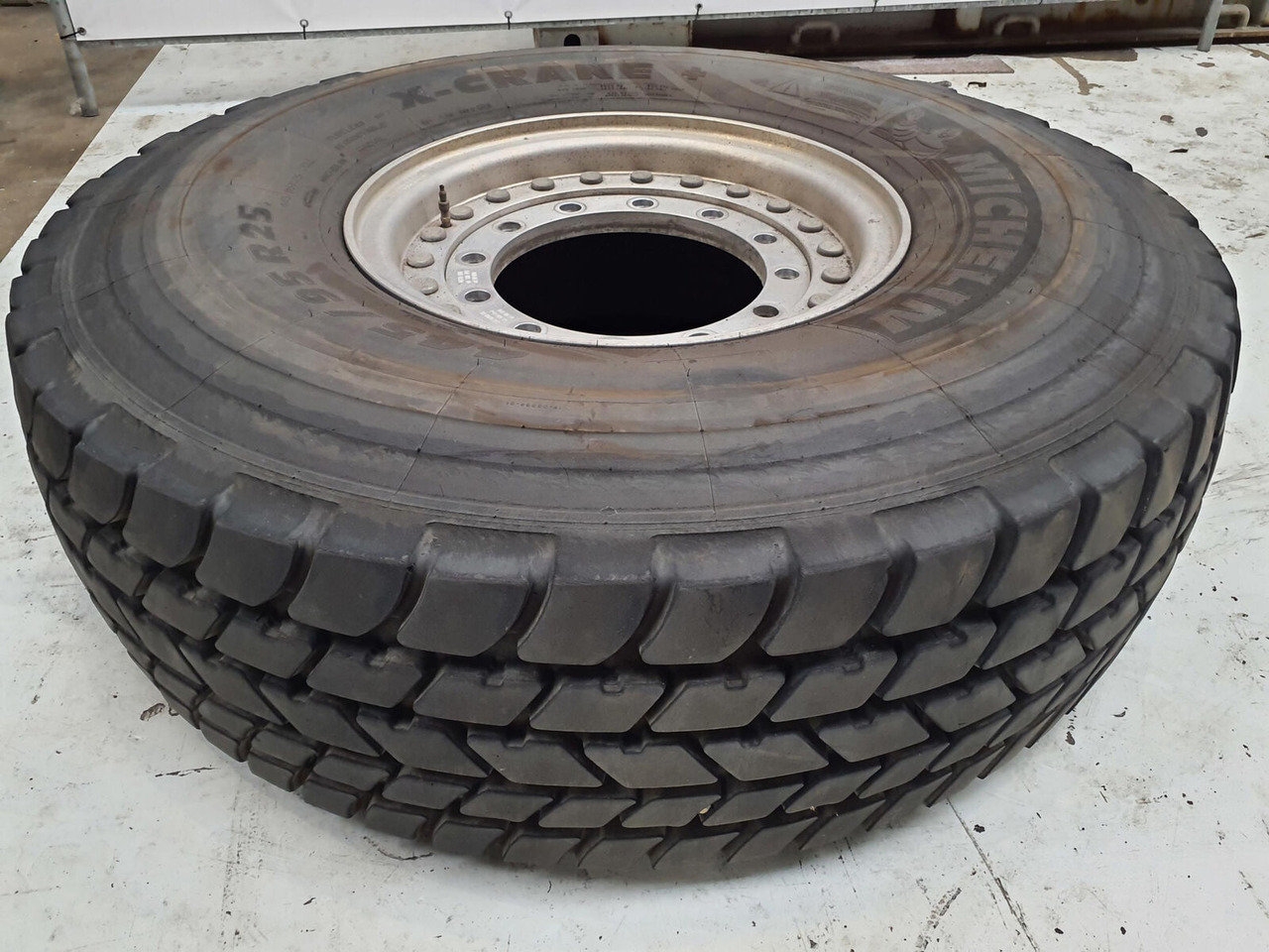 Grove Wheel 445/95R25 12 9 2p alu - Wheel and tire package for Crane: picture 1 Grove Wheel 445/95R25 12 9 2p alu - Wheel and tire package for Crane: picture 1
