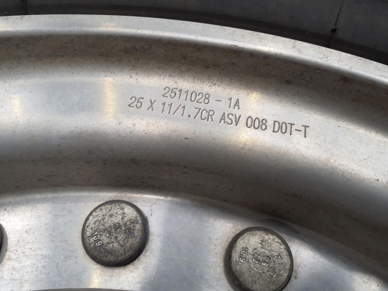 Grove Wheel 445/95R25 12 9 2p alu - Wheel and tire package for Crane: picture 4 Grove Wheel 445/95R25 12 9 2p alu - Wheel and tire package for Crane: picture 4