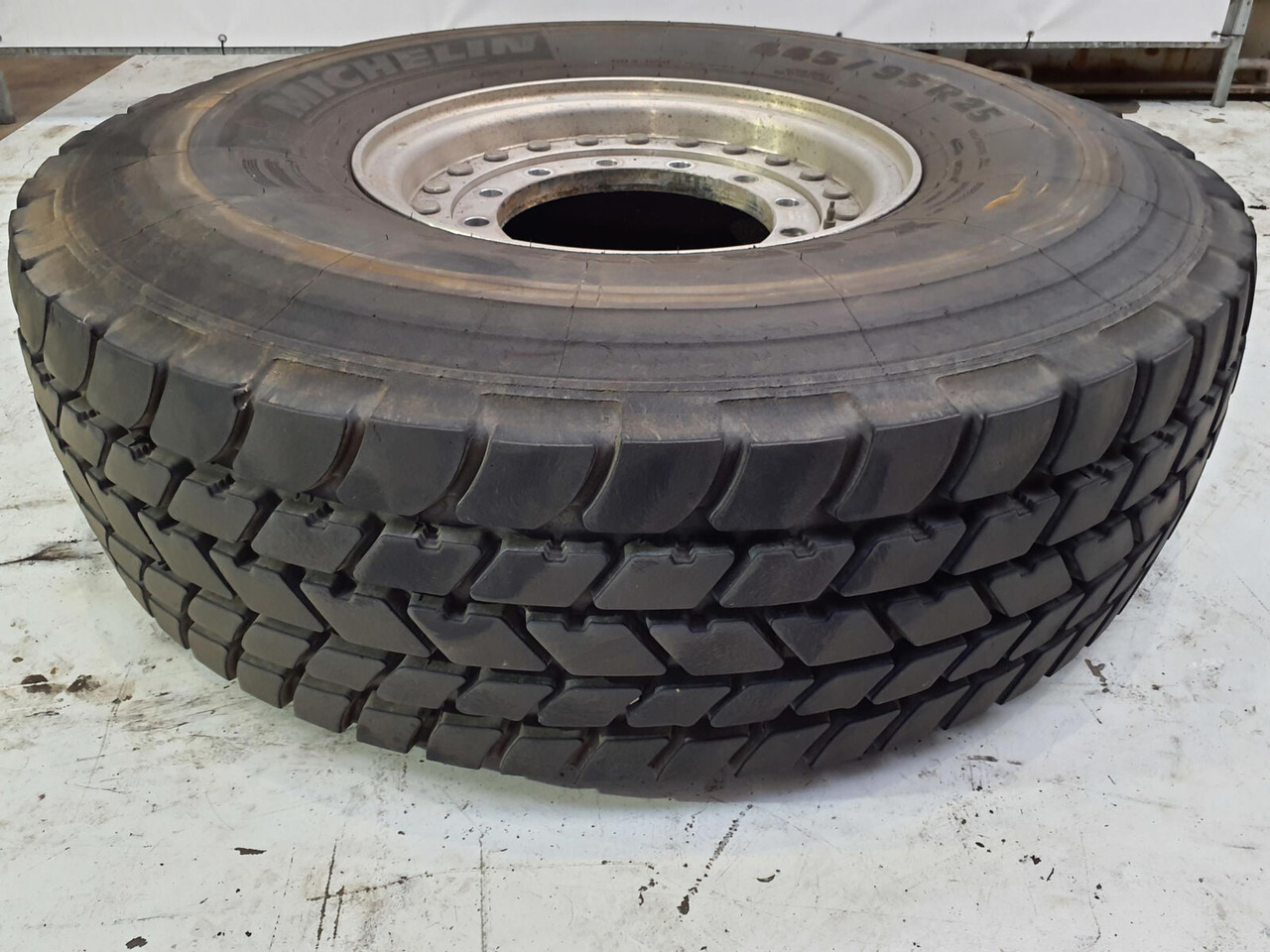 Grove Wheel 445/95R25 12 9 2p alu - Wheel and tire package for Crane: picture 1 Grove Wheel 445/95R25 12 9 2p alu - Wheel and tire package for Crane: picture 1