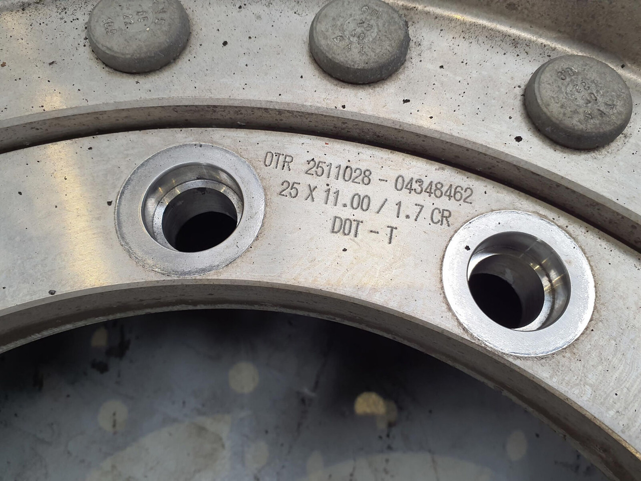 Grove Wheel 445/95R25 12 9 2p alu - Wheel and tire package for Crane: picture 5 Grove Wheel 445/95R25 12 9 2p alu - Wheel and tire package for Crane: picture 5