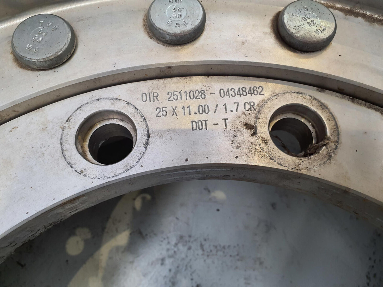 Grove Wheel 445/95R25 12 9 2p alu - Wheel and tire package for Crane: picture 5 Grove Wheel 445/95R25 12 9 2p alu - Wheel and tire package for Crane: picture 5