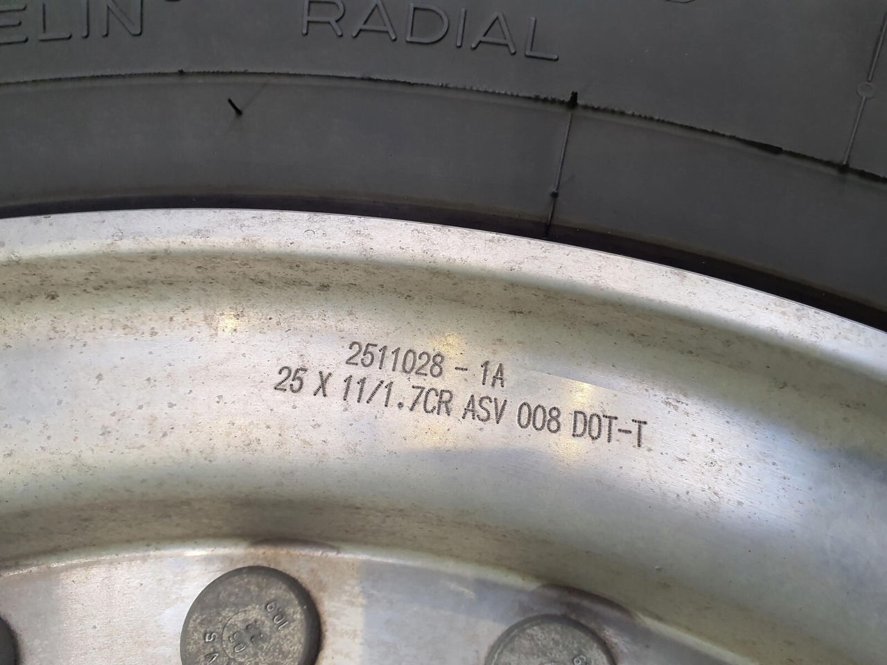 Grove Wheel 445/95R25 12 9 2p alu - Wheel and tire package for Crane: picture 5 Grove Wheel 445/95R25 12 9 2p alu - Wheel and tire package for Crane: picture 5