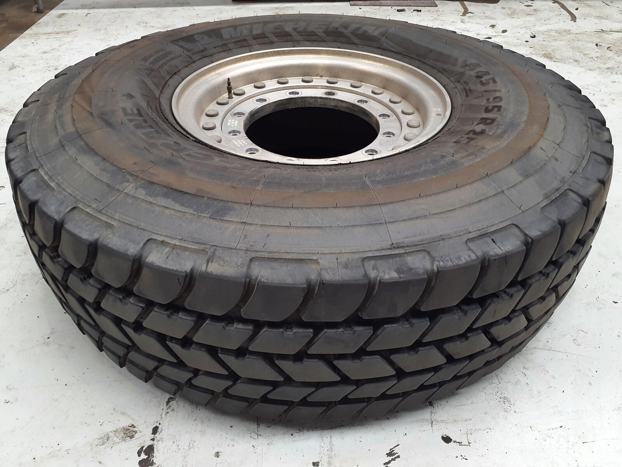 Grove Wheel 445/95R25 12 9 2p alu - Wheel and tire package for Crane: picture 1 Grove Wheel 445/95R25 12 9 2p alu - Wheel and tire package for Crane: picture 1