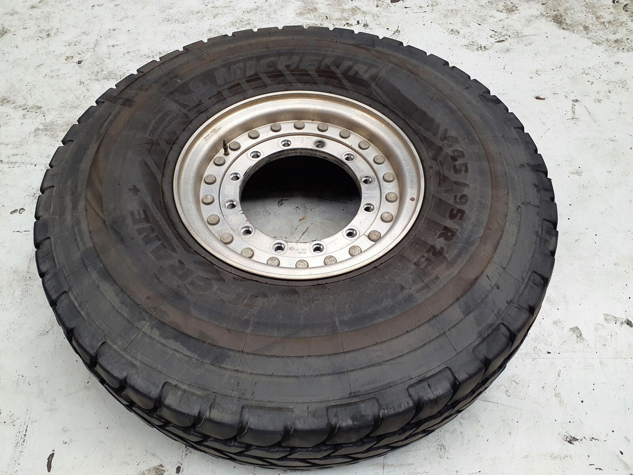 Grove Wheel 445/95R25 12 9 2p alu - Wheel and tire package for Crane: picture 2 Grove Wheel 445/95R25 12 9 2p alu - Wheel and tire package for Crane: picture 2