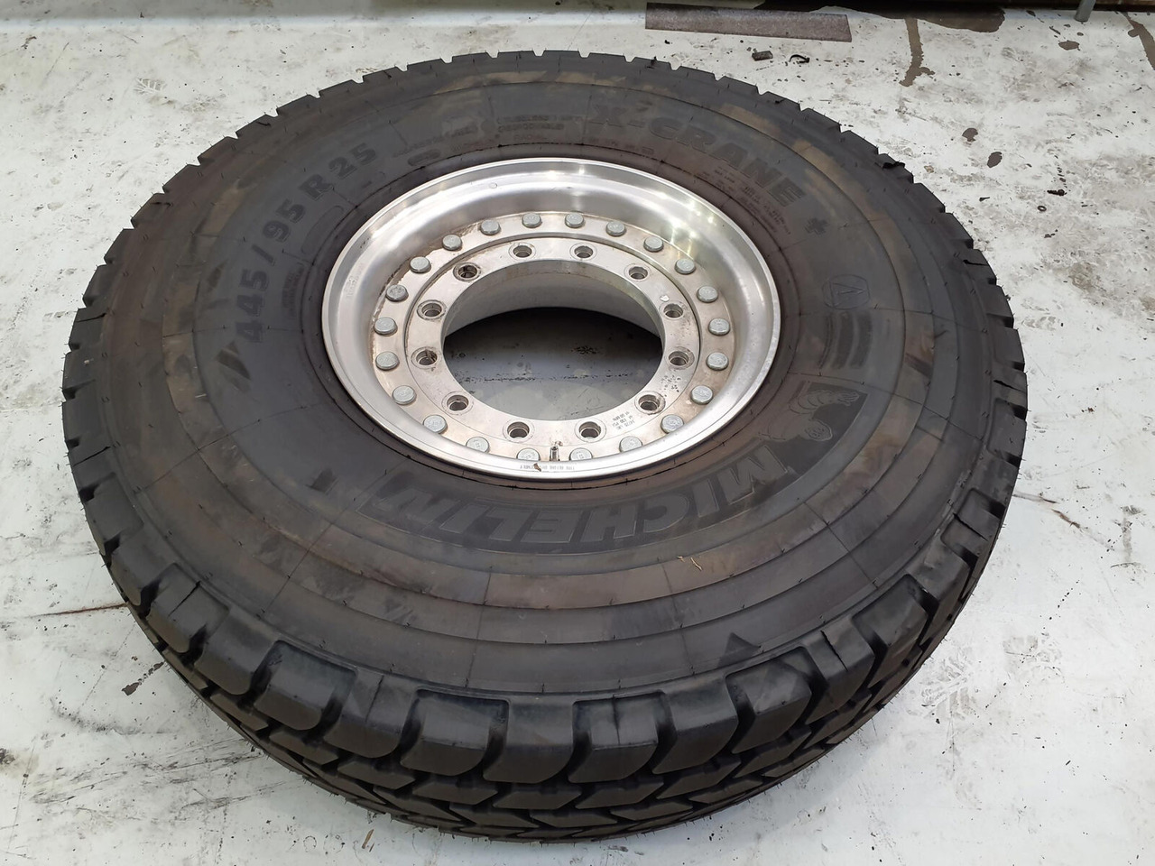 Grove Wheel 445/95R25 12 9 2p alu - Wheel and tire package for Crane: picture 3 Grove Wheel 445/95R25 12 9 2p alu - Wheel and tire package for Crane: picture 3