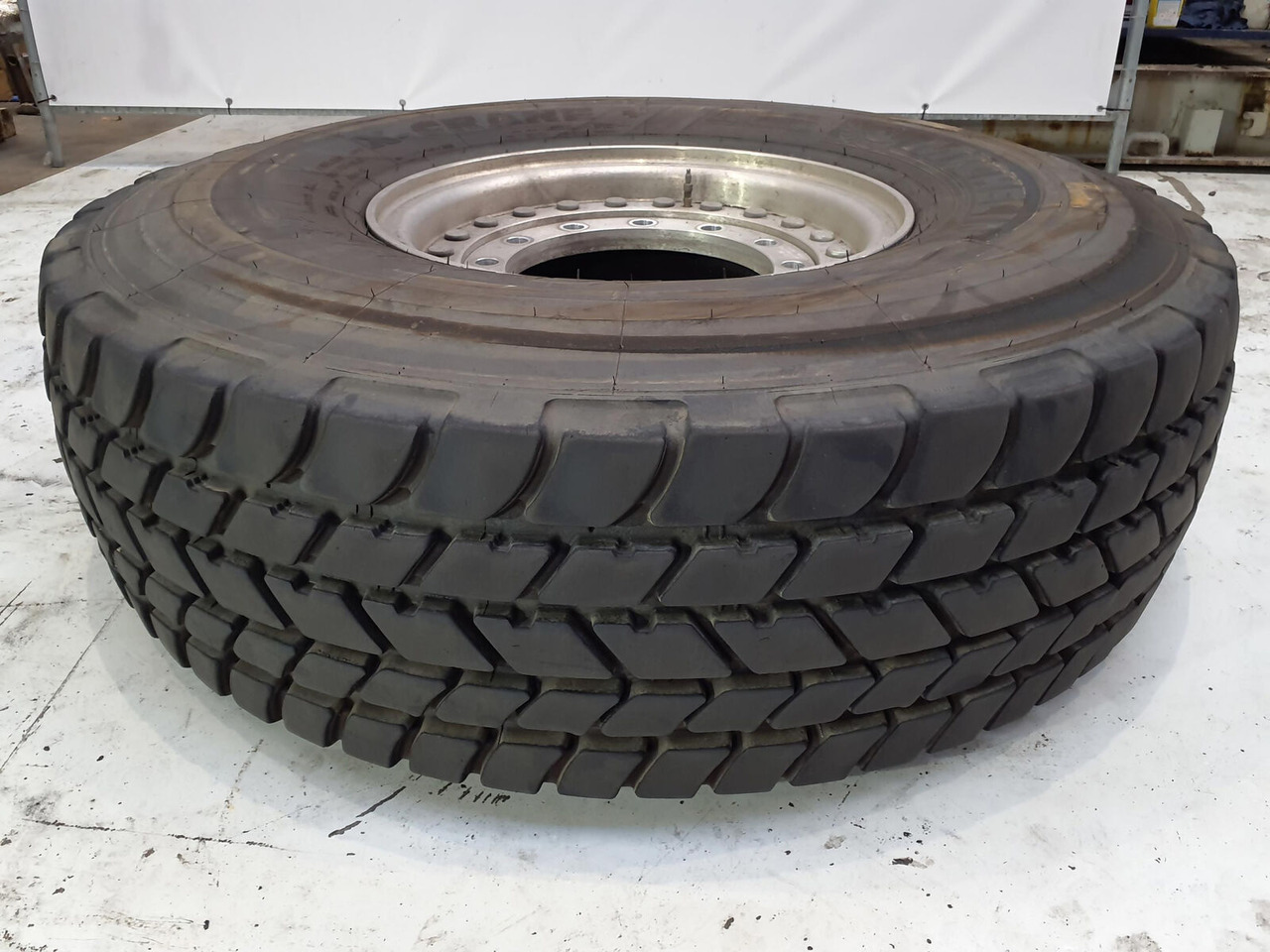 Grove Wheel 445/95R25 12 9 2p alu - Wheel and tire package for Crane: picture 1 Grove Wheel 445/95R25 12 9 2p alu - Wheel and tire package for Crane: picture 1