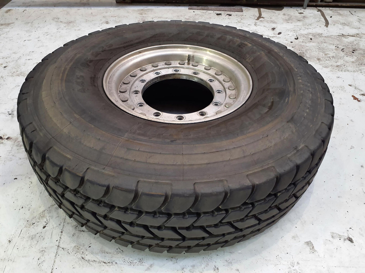 Grove Wheel 445/95R25 12 9 2p alu - Wheel and tire package for Crane: picture 2 Grove Wheel 445/95R25 12 9 2p alu - Wheel and tire package for Crane: picture 2