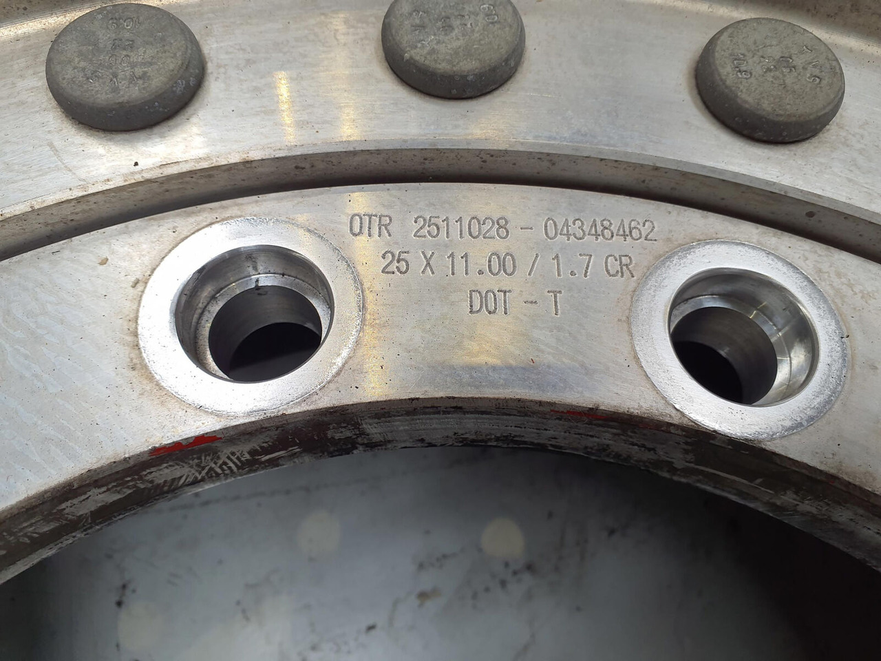 Grove Wheel 445/95R25 12 9 2p alu - Wheel and tire package for Crane: picture 5 Grove Wheel 445/95R25 12 9 2p alu - Wheel and tire package for Crane: picture 5