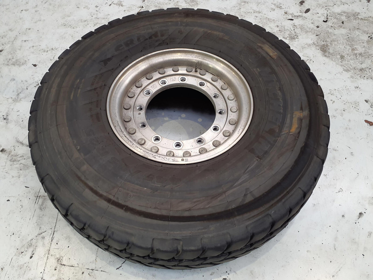 Grove Wheel 445/95R25 12 9 2p alu - Wheel and tire package for Crane: picture 3 Grove Wheel 445/95R25 12 9 2p alu - Wheel and tire package for Crane: picture 3