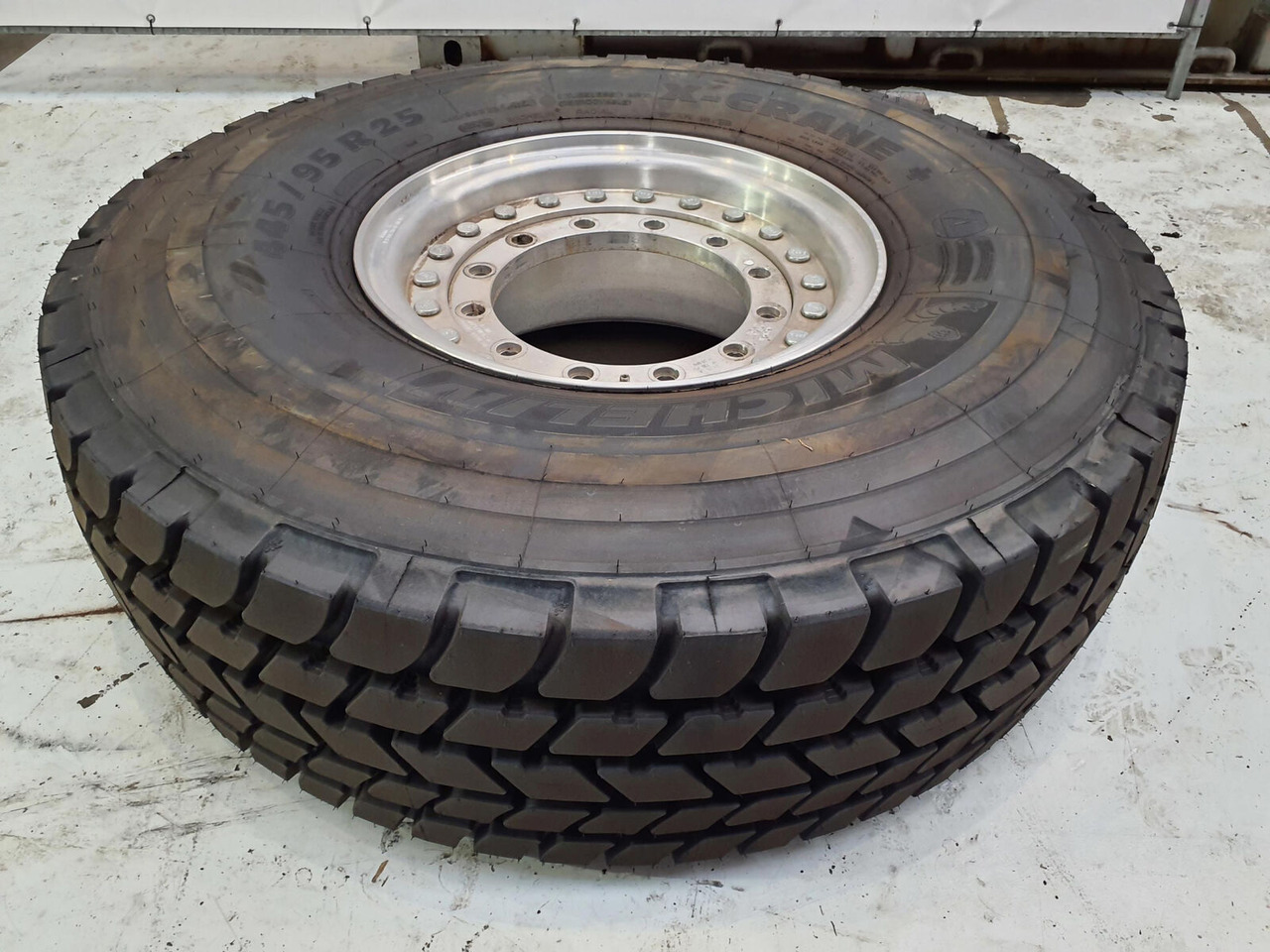 Grove Wheel 445/95R25 12 9 2p alu - Wheel and tire package for Crane: picture 2 Grove Wheel 445/95R25 12 9 2p alu - Wheel and tire package for Crane: picture 2