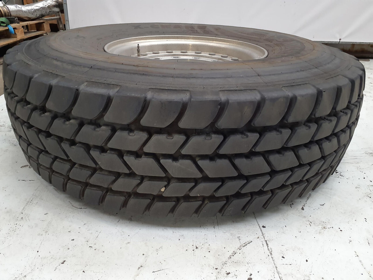 Grove Wheel 445/95R25 12 9 2p alu - Wheel and tire package for Crane: picture 3 Grove Wheel 445/95R25 12 9 2p alu - Wheel and tire package for Crane: picture 3