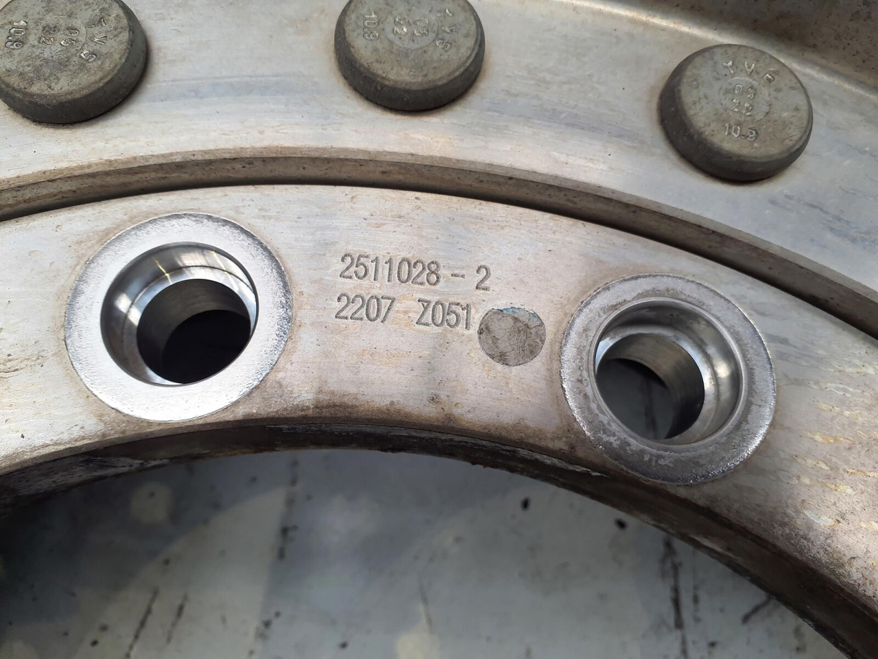 Grove Wheel 445/95R25 12 9 2p alu - Wheel and tire package for Crane: picture 4 Grove Wheel 445/95R25 12 9 2p alu - Wheel and tire package for Crane: picture 4