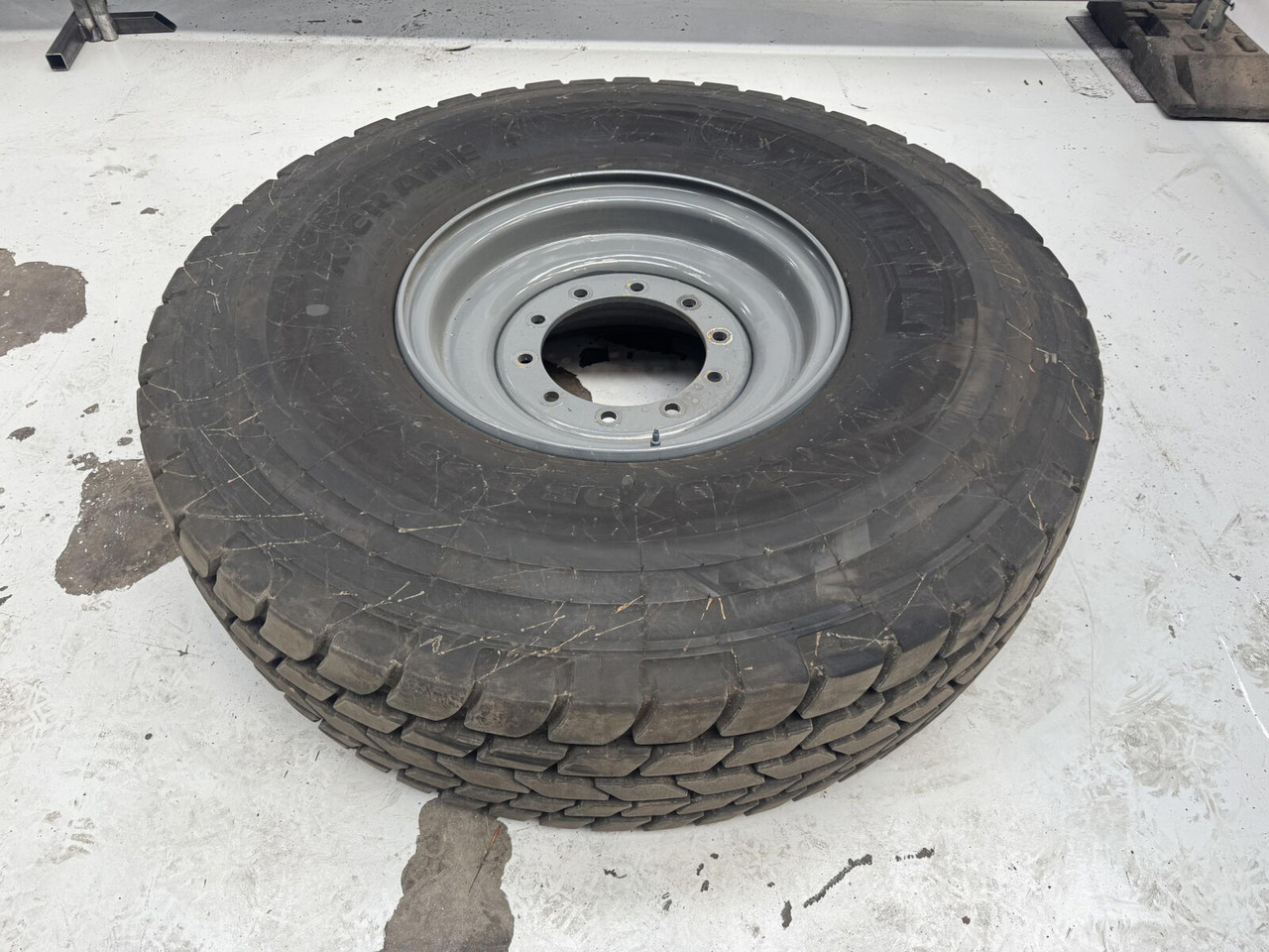 Liebherr Wheel 445/95 R25 10 12 1p - Wheel and tire package for Crane: picture 1 Liebherr Wheel 445/95 R25 10 12 1p - Wheel and tire package for Crane: picture 1
